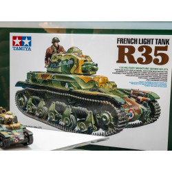 RENAULT R35 AVEC 1 FIGURINE 1/35 TAMIYA