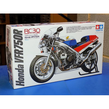 HONDA VFR 750R 1/12 TAMIYA