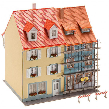 1/87 FALLER MAISON PETITE VILLE AVEC ECHAFAUDAGE 1