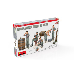 SOLDATS ALLEMANDS AU REPOS 1/35 MINIART