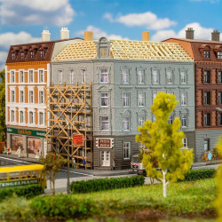 1/160 FALLER RENOVATION DE MAISON DE VILLE ANCIENNE AVEC ECHAFAUDAGES