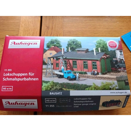 1/87 AUHAGEN REMISE POUR 2 LOCOMOTIVES 1